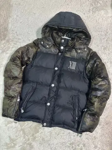 서틴 재팬 후드 부착 다운 자켓 블랙 카모플라쥬 44 사이즈