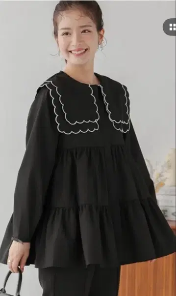 fitmore 더블 스캘럽 칼라 티어드 블라우스 블랙 현행 모델