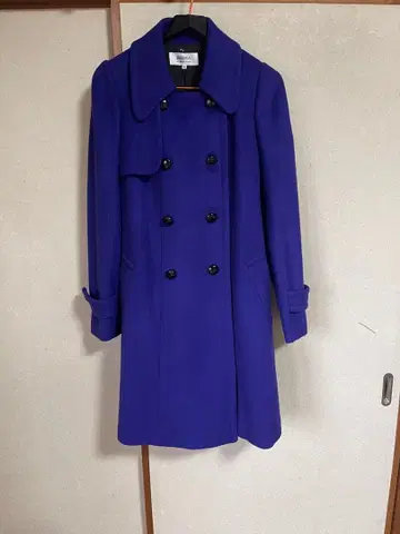 보라색 더블 브레스트 트렌치코트