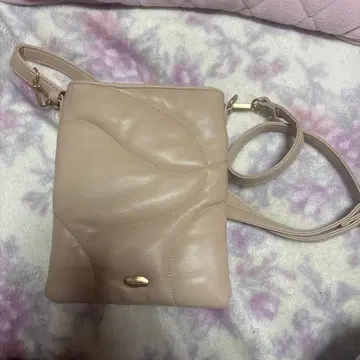 베이지 합성 피혁 숄더백