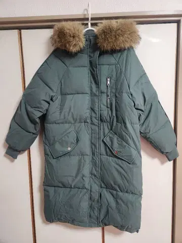 그린 퍼(fur) 부착 롱 패딩 자켓