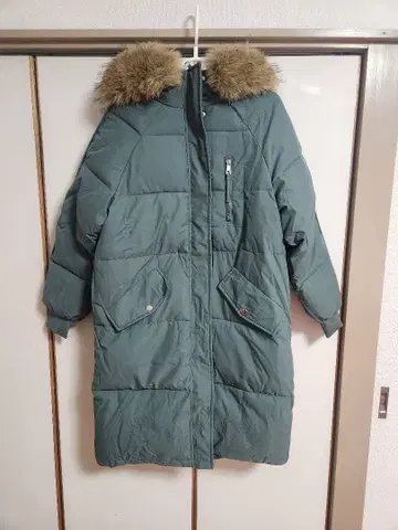 그린 퍼(fur) 부착 롱 패딩 자켓