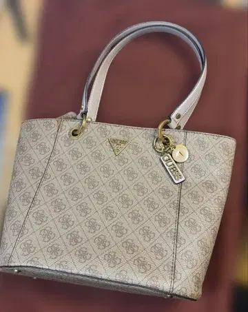 Guess 핸드백 가방 새상품급 베이지 직영점 구매