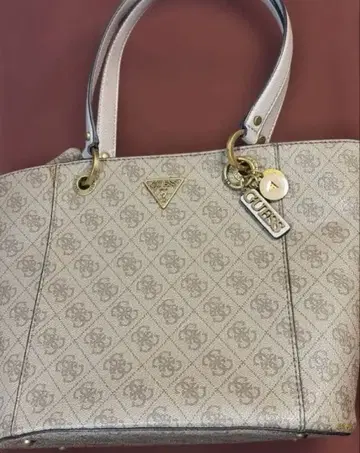 Guess 핸드백 가방 새상품급 베이지 직영점 구매