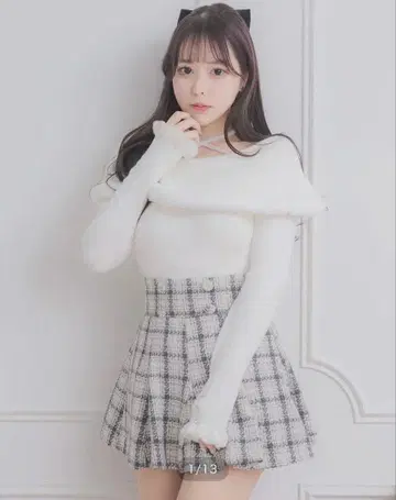 Pium 퍼 장식 오프숄더 페더 니트