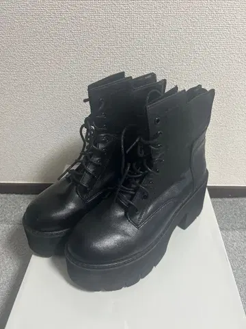 블랙 통굽 레이스업 부츠 청키힐 1회 착용