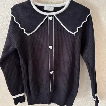 리브 니트 블랙 긴팔 하트 버튼