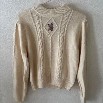 아이보리 케이블 짜임 니트 스웨터