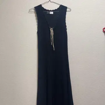 슬리브리스 블랙 롱 스커트입니다