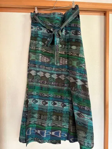 ILOITOO 그린 계열 기하학 패턴 롱 랩 스커트