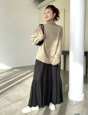 스픽앤스팬 백 슬릿 터틀넥 니트 베이지 [ 새상품급 ]