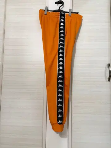 오렌지 컬러 조거 팬츠 사이드 로고