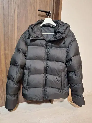 ZARA 블랙 다운 자켓 후드 부착