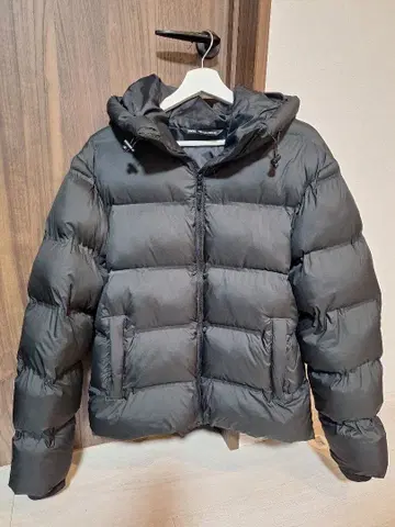 ZARA 블랙 다운 자켓 후드 부착
