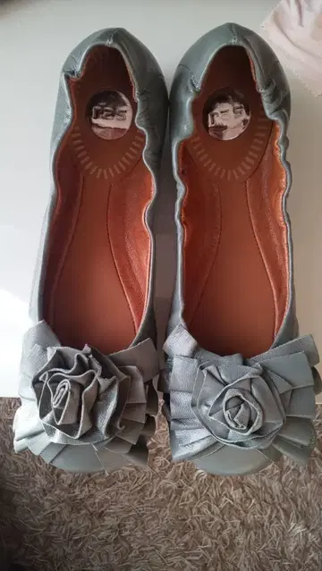 라스(ras) 신발 그레이 플랫슈즈 꽃 모티브