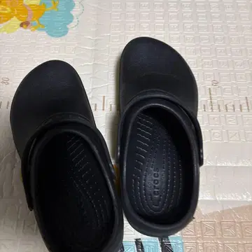 CROCS 블랙 클로그 샌들