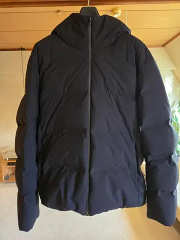 유니클로 심리스 다운 후드티 L 사이즈 [ 블랙 ]