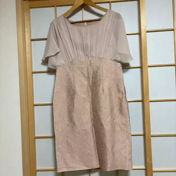 베이지 플레어 슬리브 타이트 드레스