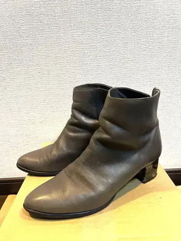 DIANA 그레이 부츠