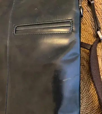 다크 블루 가죽 숄더백