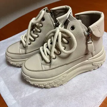 아이보리 하이컷 스니커즈