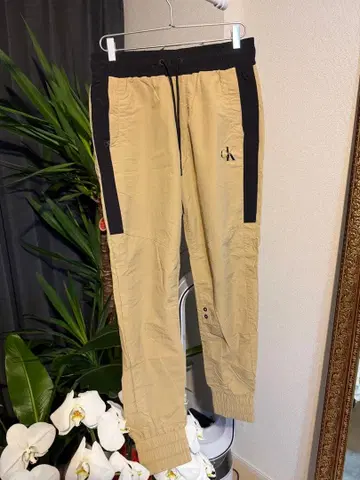 Calvin Klein Jeans 조거 팬츠 베이지/블랙