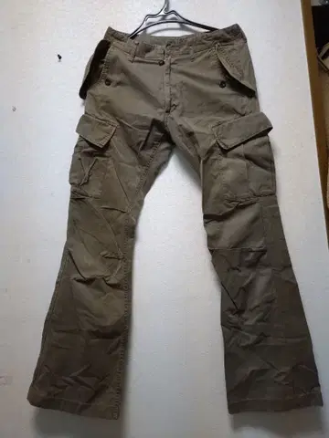ATTACHMENT 카고 팬츠 1 M 사이즈 판매. 사용감 있습니다.