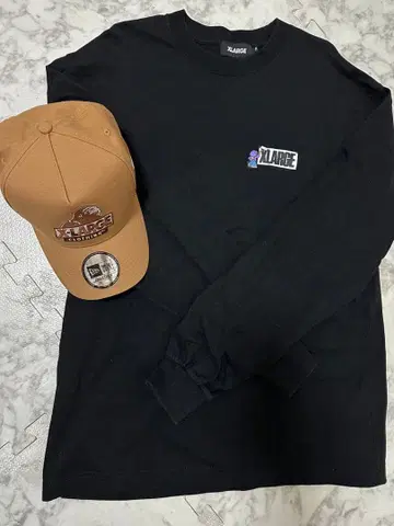 엑스라지 T셔츠와 뉴에라 캡