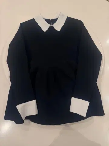 블랙 화이트 플레어 실루엣 긴팔 블라우스