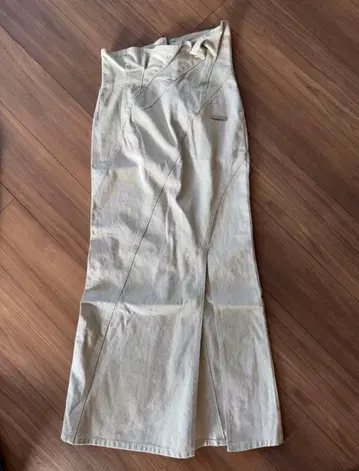 베이지 타이트 스커트 슬릿 포함 prank project