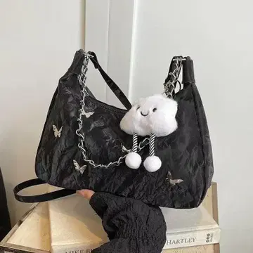 나비 장식 블랙 숄더백