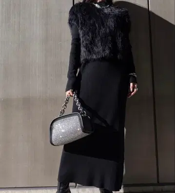 GlamLips 퍼 달린 블랙 원피스