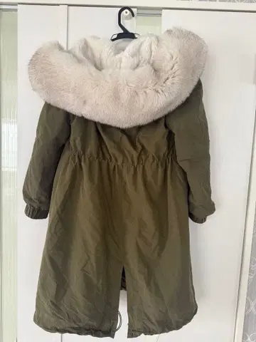 올리브색 퍼 달린 롱 모즈 코트