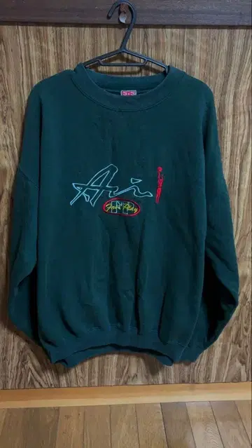 자수 들어간 다크 그린 맨투맨