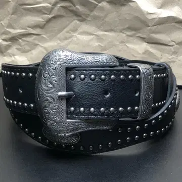 웨스턴 벨트 블랙 스터드 장식 전체 길이 104cm 폭 3.8cm