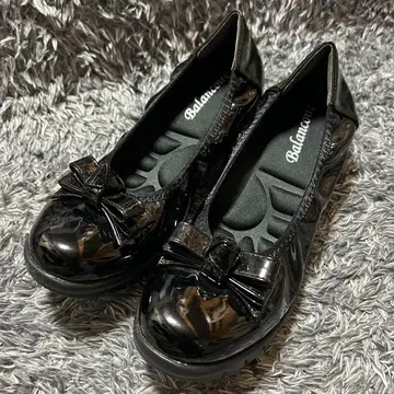 [ 새상품급 ] 블랑코와르 에나멜 펌프스 24.5