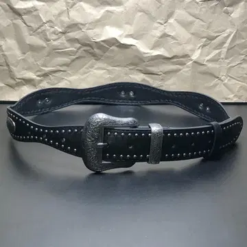 웨스턴 벨트 블랙 스터드 장식 전체 길이 104cm 폭 3.8cm