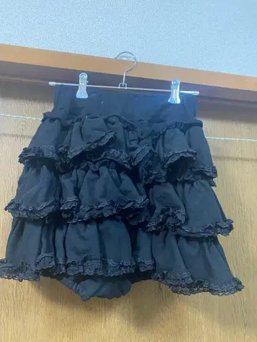 lilLilly 프릴 장식 블랙 미니 스커트