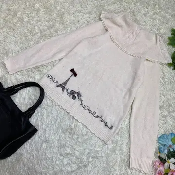 새상품급 엑시즈팜 빅 터틀넥 니트 화이트 자수 디자인 펄 M