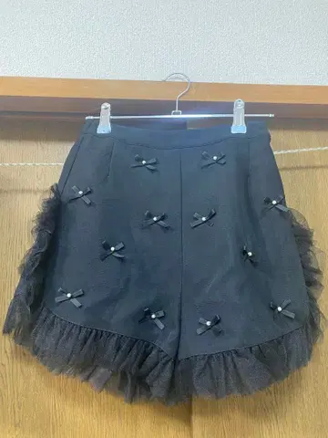 리본 장식 프릴 블랙 숏팬츠