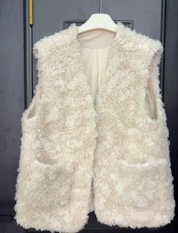 플라워 무늬 크림색 퍼 베스트