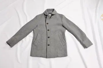 그레이 버튼 부착 피 코트