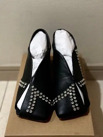 ERIN LEATHER PUMPS ( Clear Studs Black )