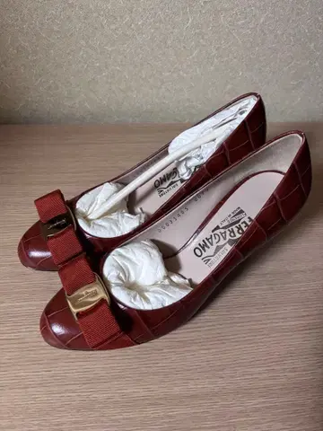 페라가모 스테디셀러 리본 펌프스