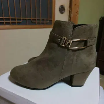 새상품 미사용 스웨이드 버클 부츠