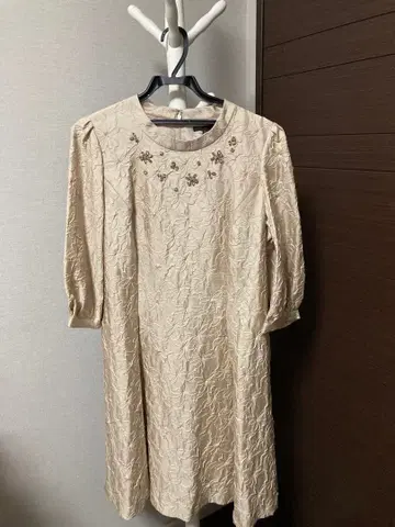 [ 새상품 ] TO BE CHIC 꽃무늬 자수 베이지 7부 소매 원피스