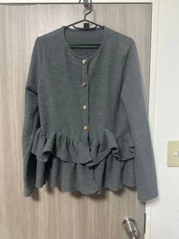 프릴이 달린 그레이 니트 가디건