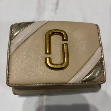 MARC JACOBS 베이지 3단 폴더형 지갑 골드 컬러 로고
