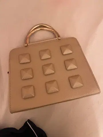 스터드 장식 베이지 숄더백