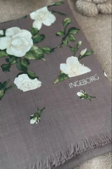 INGEBORG 까멜리아pt 스카프